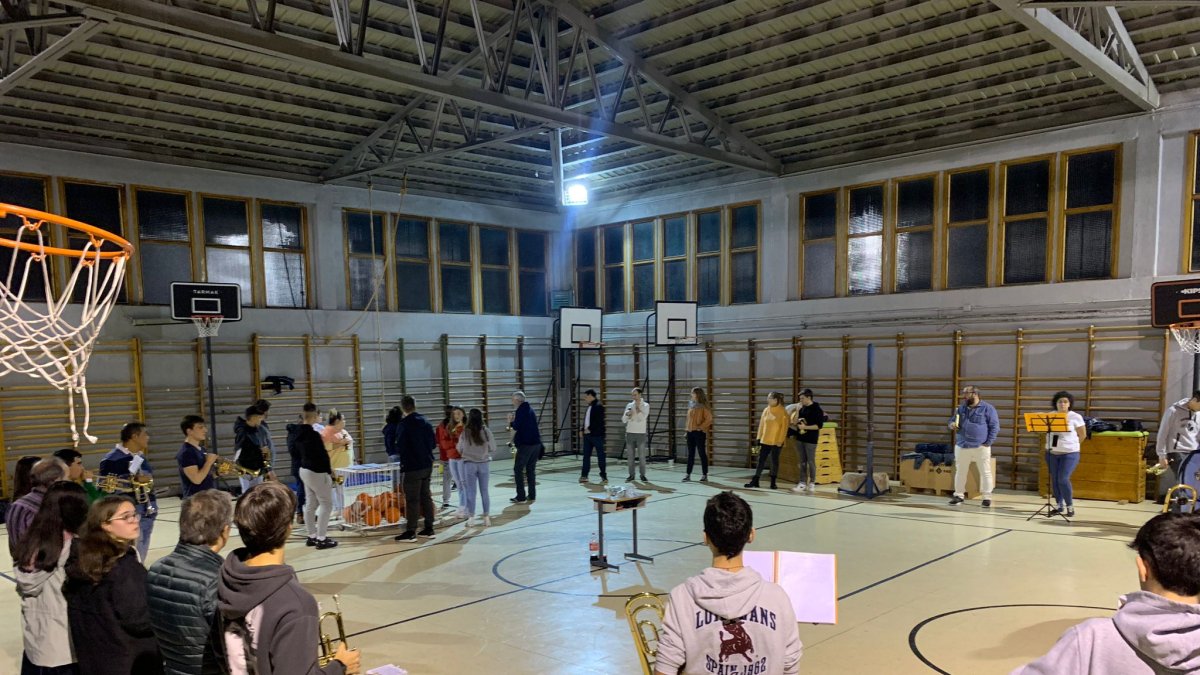 La banda de san Gil en uno de sus ensayos en el polideportivo del colegio Saldaña.