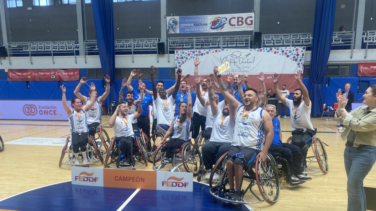 Los burgaleses reciben el trofeo de Campeones en la pista madrileña. SERVIGEST BURGOS