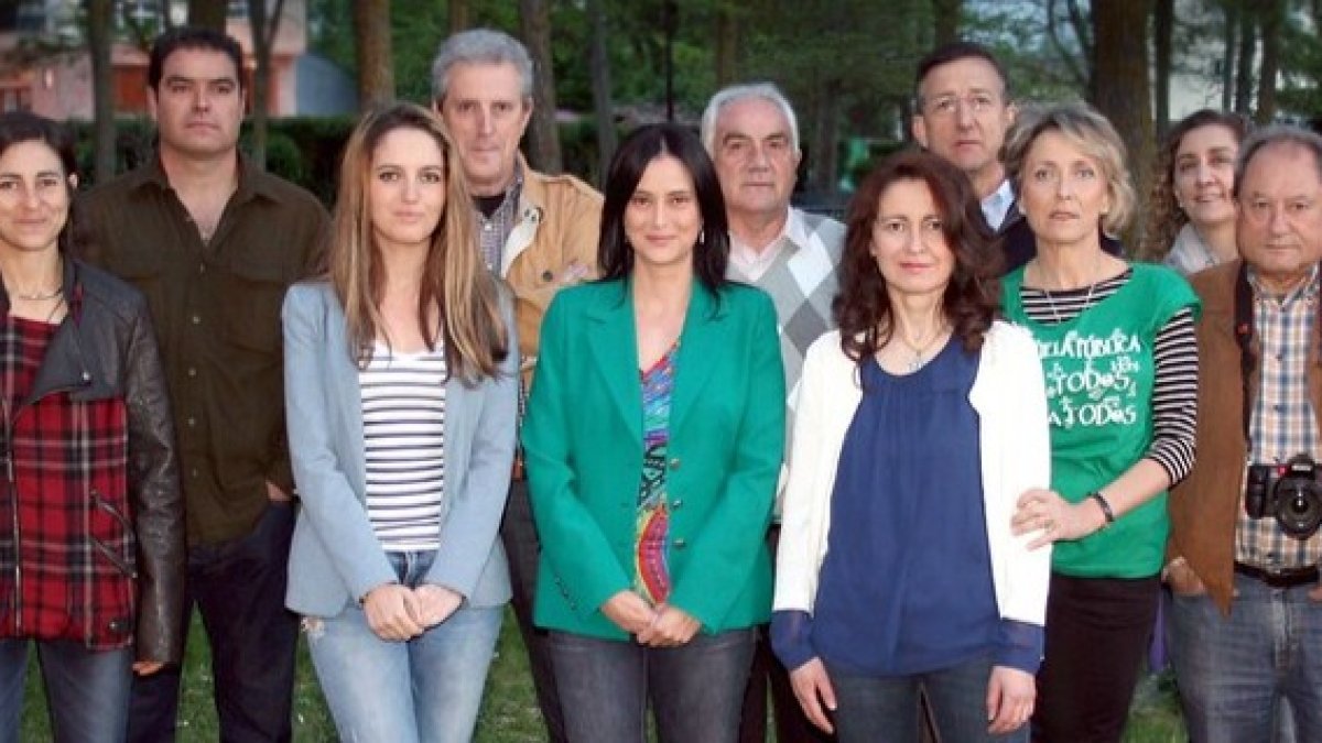 Rosario Martínez (tercera por la derecha) optará de nuevo a la Alcaldía de Villarcayo por el PSOE.