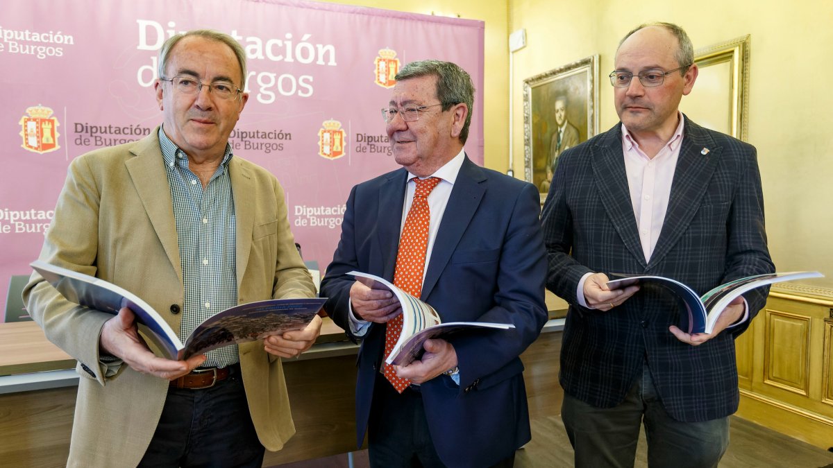 Ángel Carretón, César Rico y Eduardo Munguía, durante el acto de presentación. SANTI OTERO