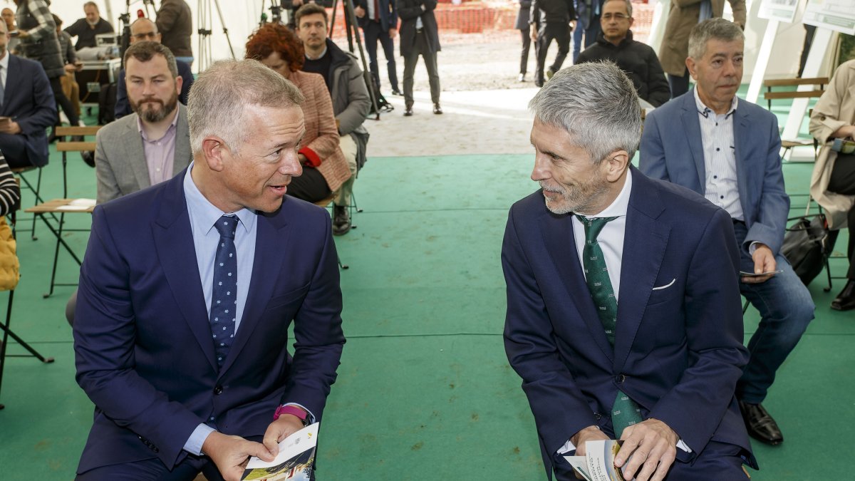 Ander Gil conversa con Grande-Marlaska. SANTI OTERO