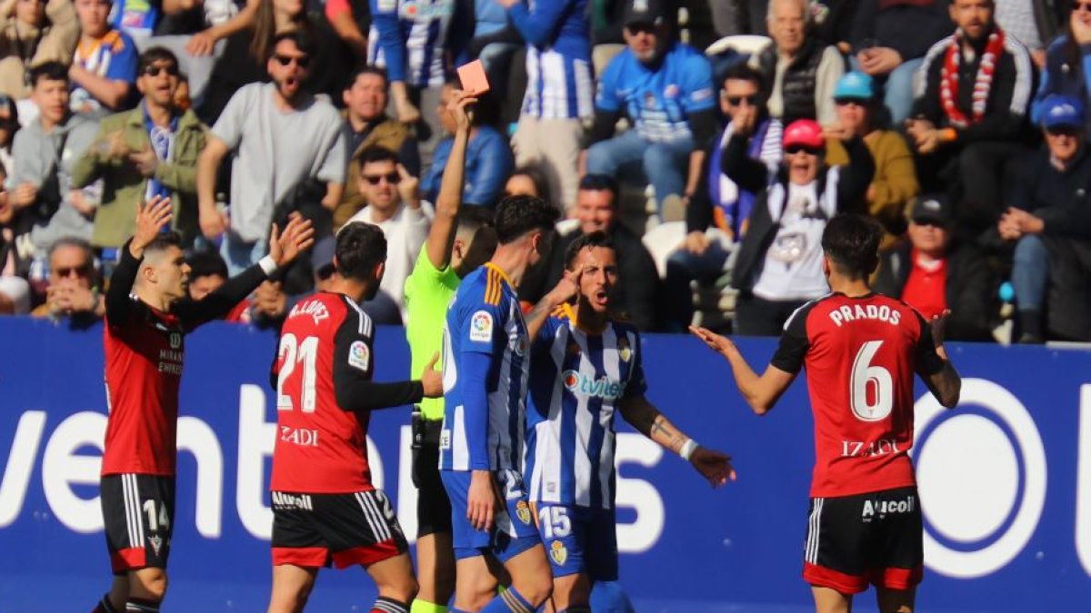 Prados terminó expulsado por una fea entrada cerca del descuento. LALIGA