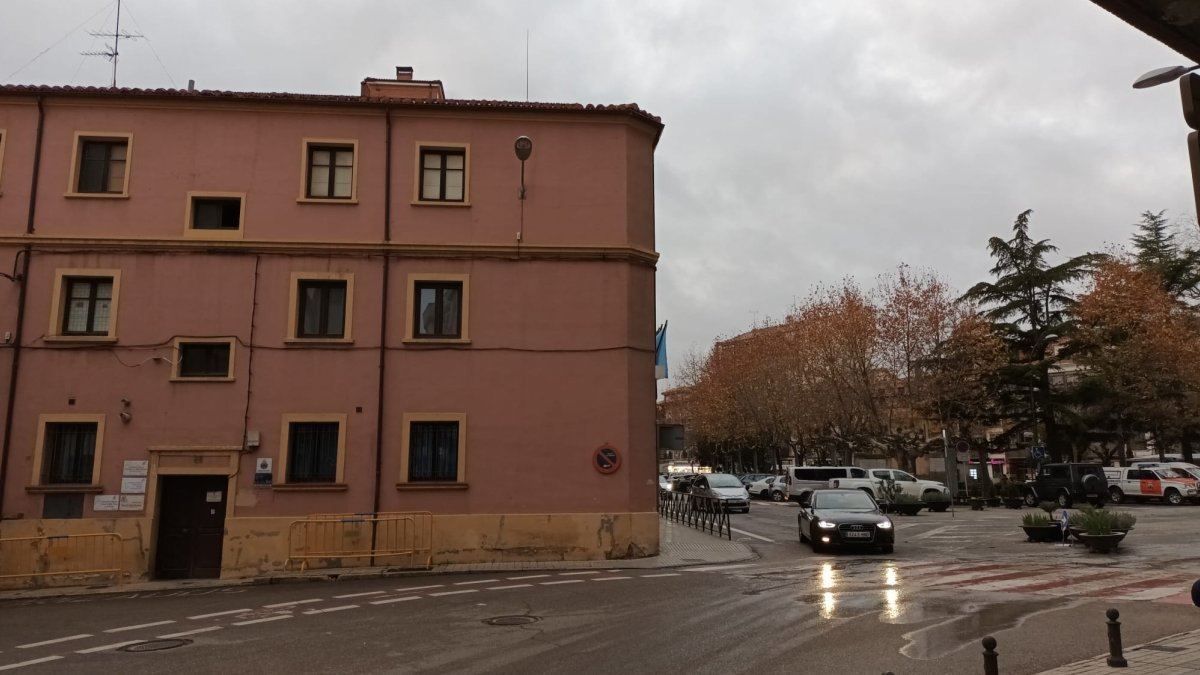 El edificio se encuentra ubicado en los céntricos Jardines de don Diego