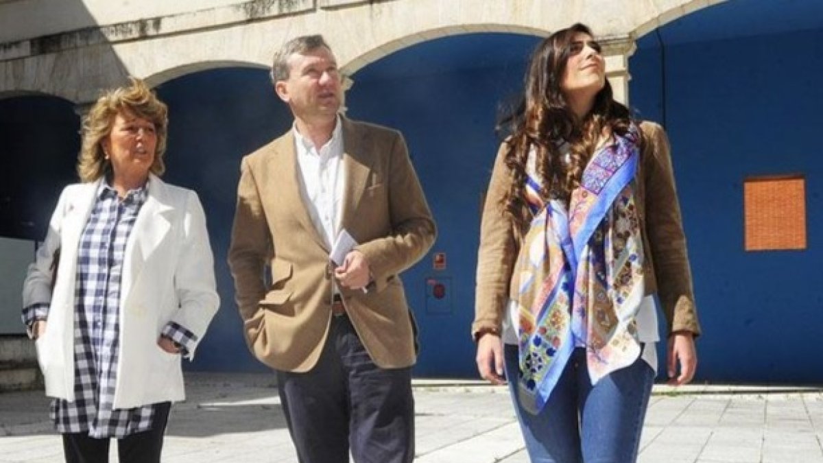 Mari Cruz Hernaiz a la izquierda de Javier Lacalle y junto a la concejal Andrea Ballesteros. ECB