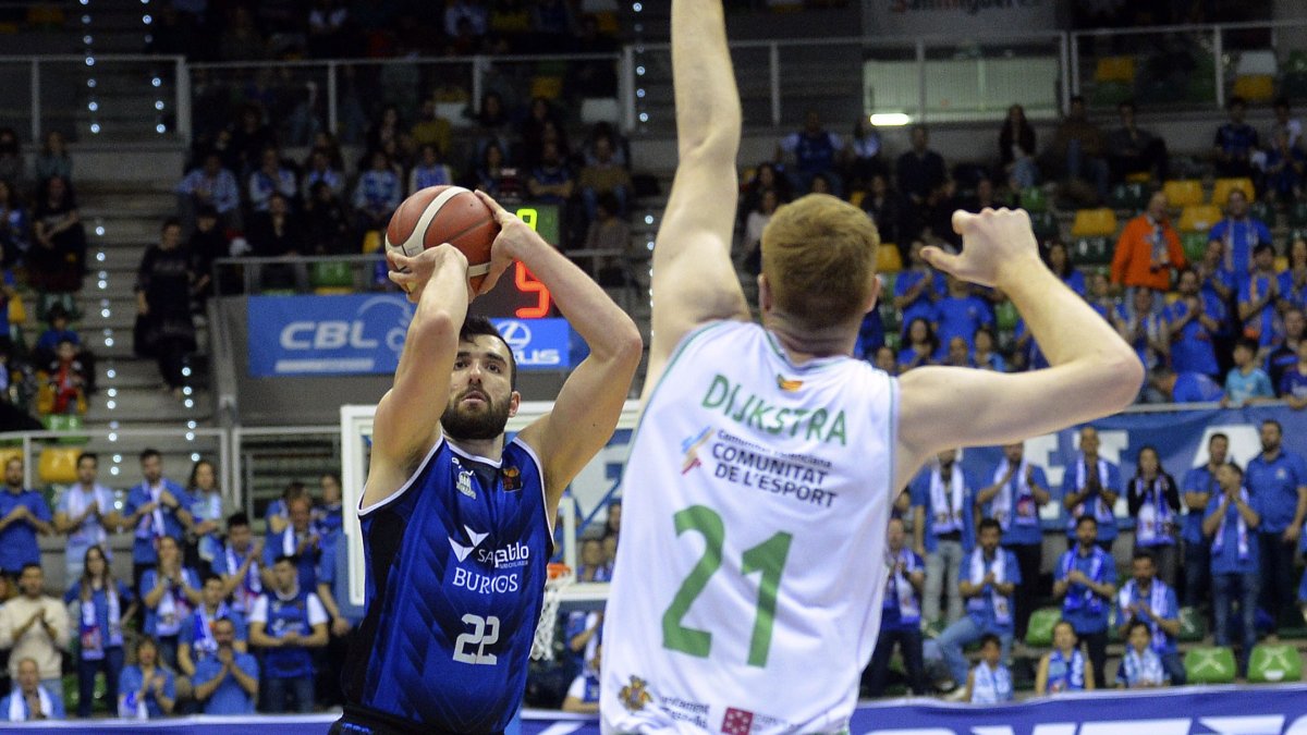 Giannis Kouzeloglou es duda por unas molestias en la rodilla derecha. TOMÁS ALONSO