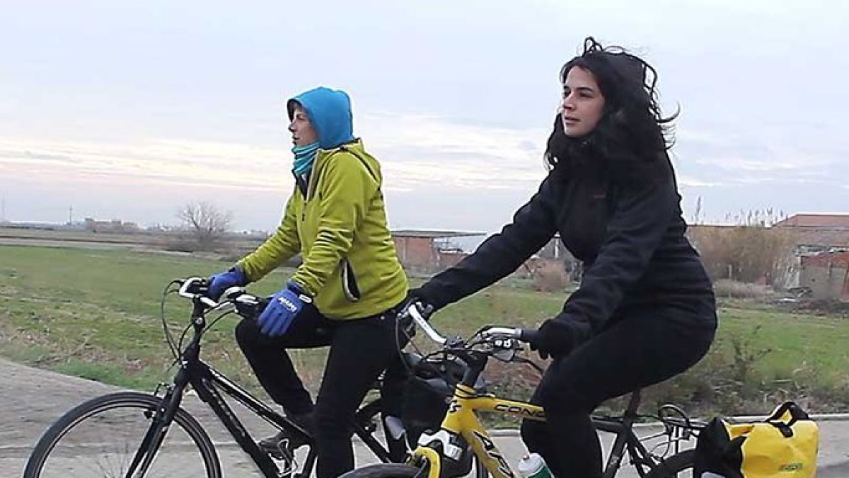 Ana Santidrián y Edurne Caballero, de Biela y Tierra, en bicicleta.