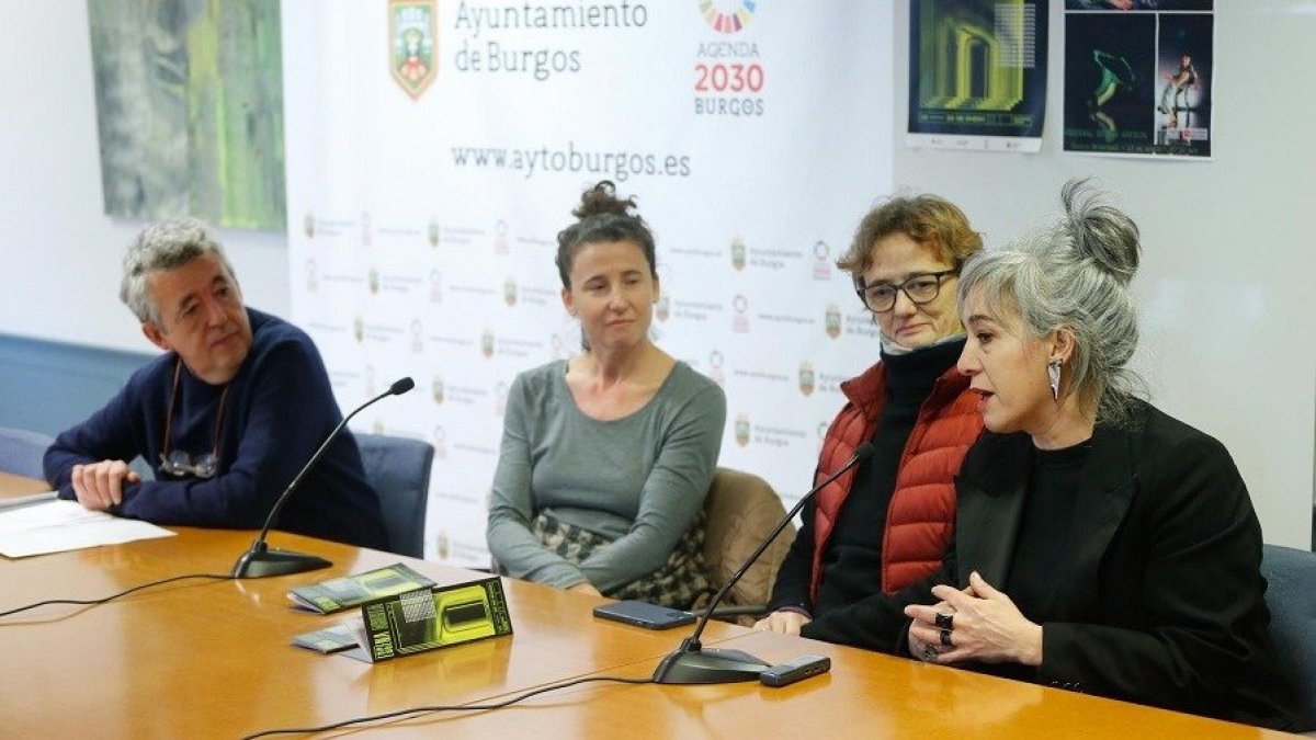 Inés Narváez, Mónica Runde y Elisa Sanz, de la compañía 10&10, durante la presentación de 'Precipitados' en el festival Escena Abierta de Burgos.