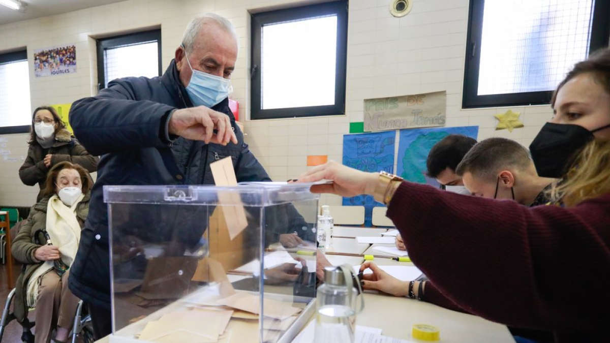 Un ciudadano vota en un colegio electoral. TOMÁS ALONSO
