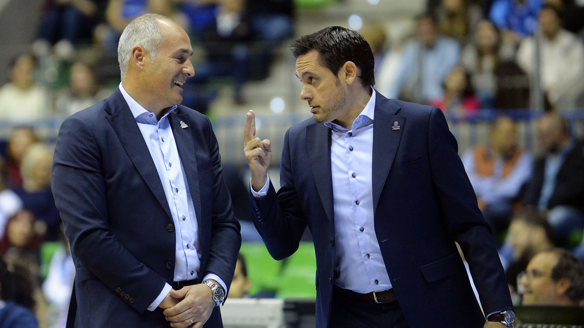 Curro Segura dialoga con su ayudante, Fernando Calero, durante un encuentro en el Coliseum.