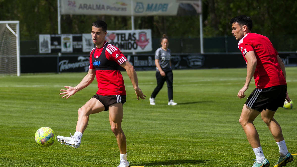 El media punta tocando un balón en el entrenamiento