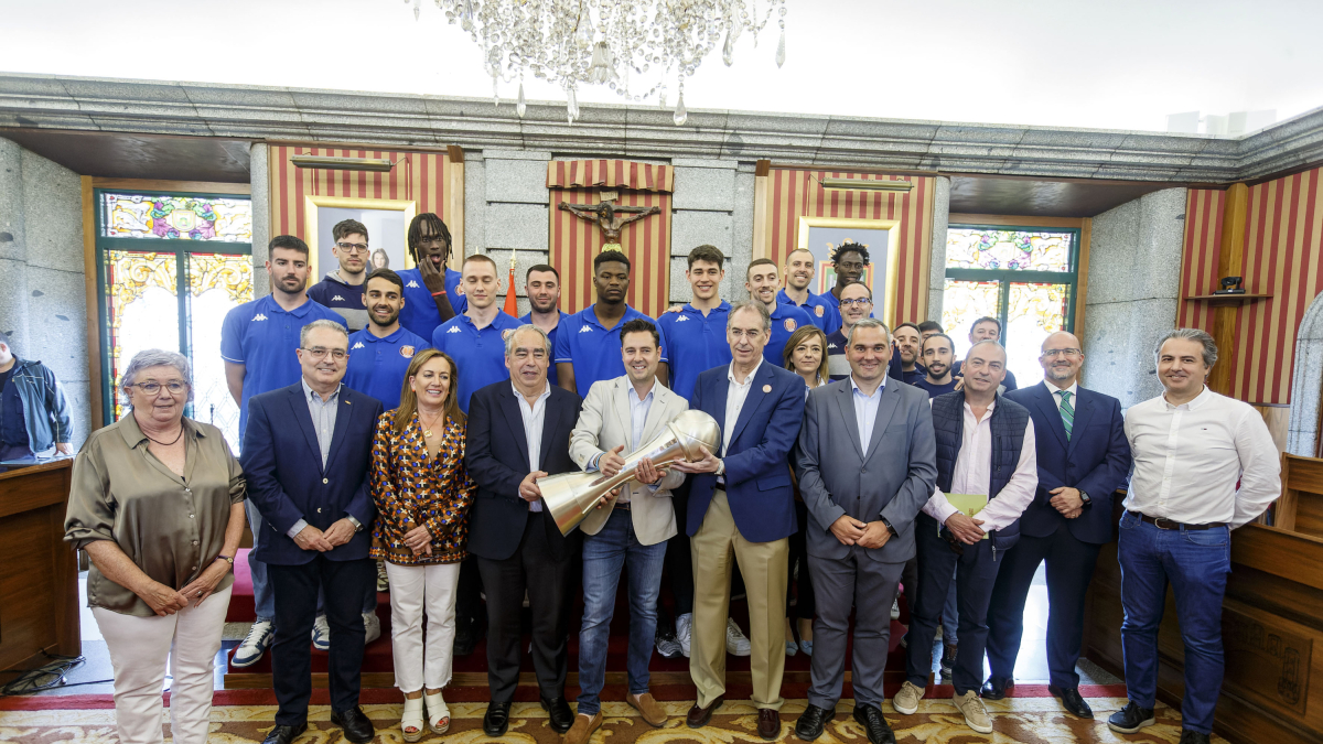 Foto de familia del acto de recepción celebrado en el Ayuntamiento