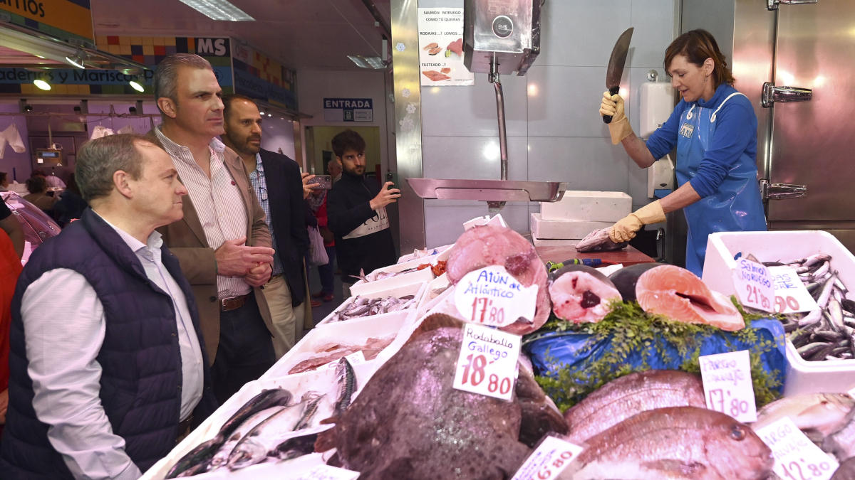 El vicepresidente nacional de Vox, Javier Ortega Smith visita el Mercado Sur de Abastos.