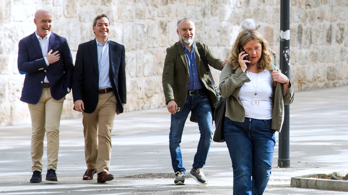 Ayala, con miembros de su lista antes de su comparecencia para hablar de seguridad.