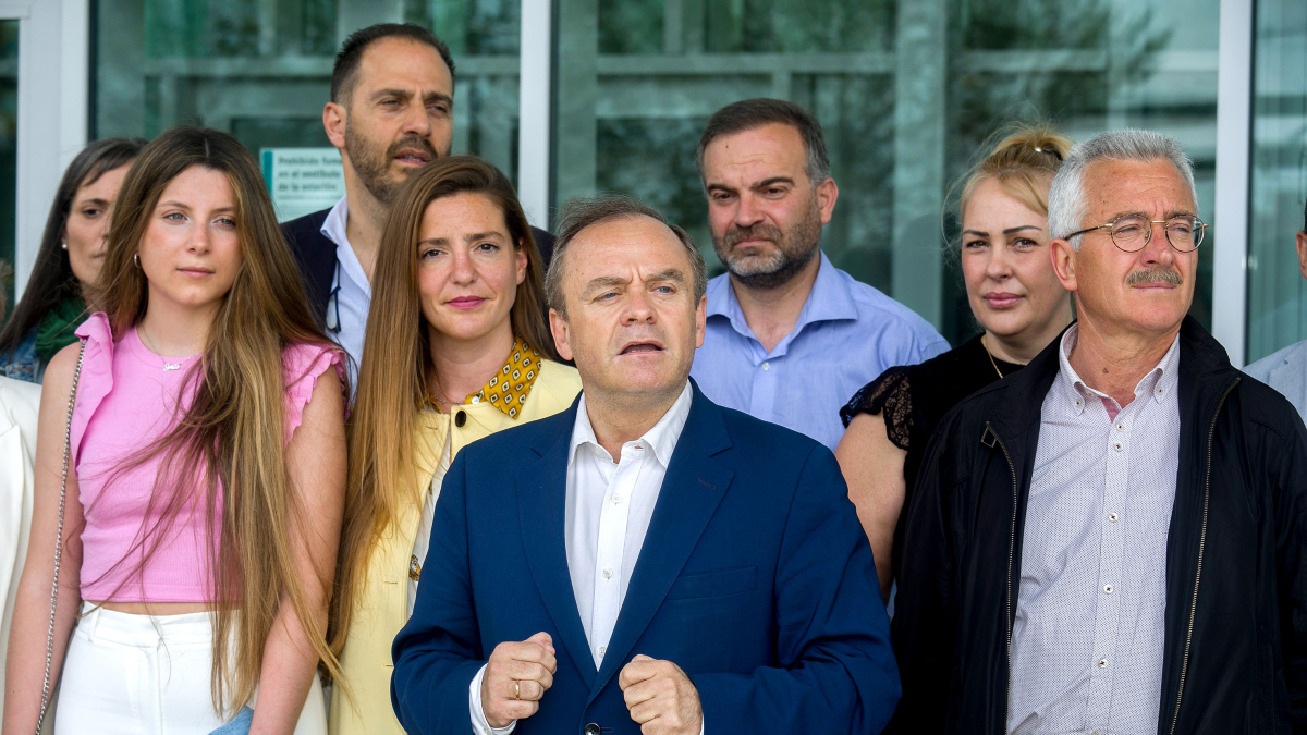 Fernando Martínez-Acitores, y los miembros de la candidatura durante la presentación de su candidatura al Ayuntamiento de Burgos