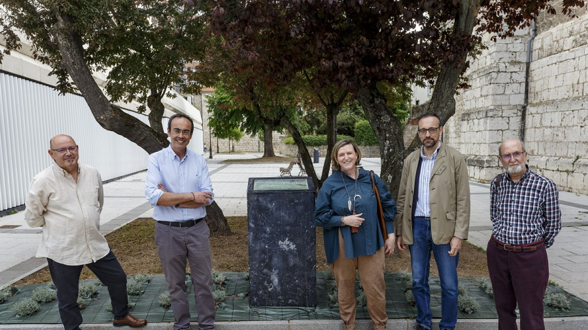 Fernando Sánchez de la Rosa, Tomás Mazón, Adelaida Sagarra, Carlos García Güemes y Juan Ruiz Carcedo posan junto al monolito dedicado a Cristóbal de Haro.