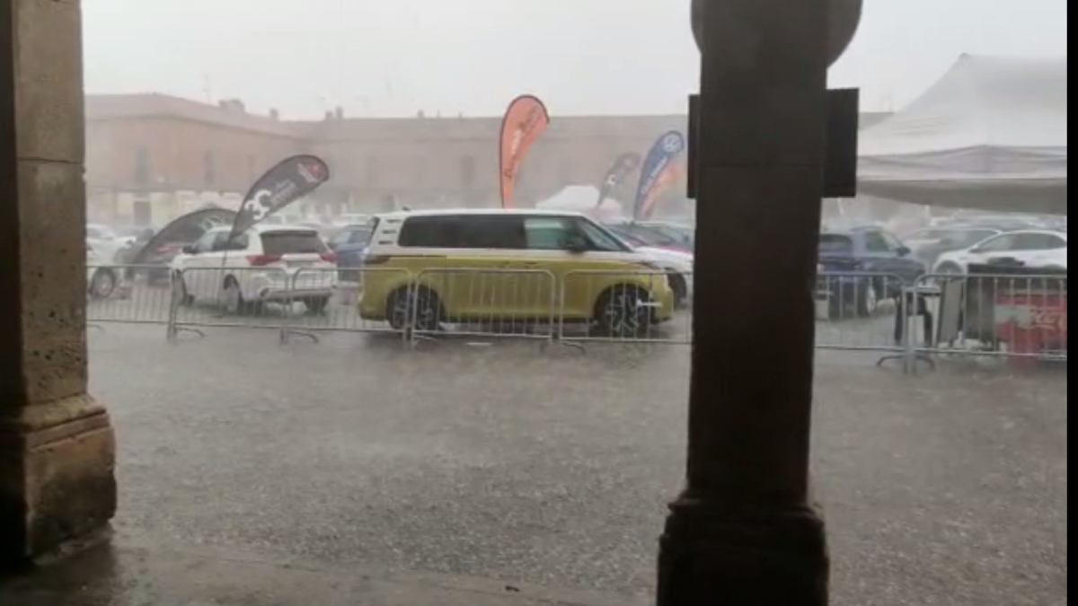 La feria de la automoción salió pasada por agua al paso de la tormenta que ha cruzado la provincia de Burgos de oeste a este.