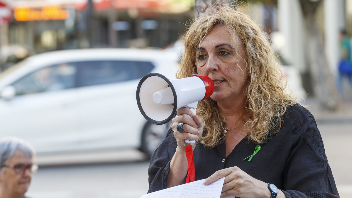 Rocío Muñoz, madre de Carla Hernando, durante una concentración para exigir la salida de su hija del HUBU.