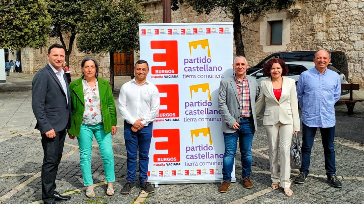 Parte de los miembros de la candidatura, en la plaza del Cordón.