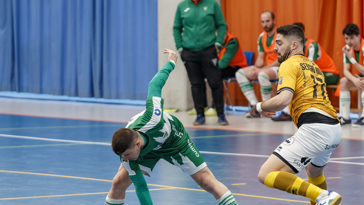 Oli mantiene la verticalidad ante la presión de un rival