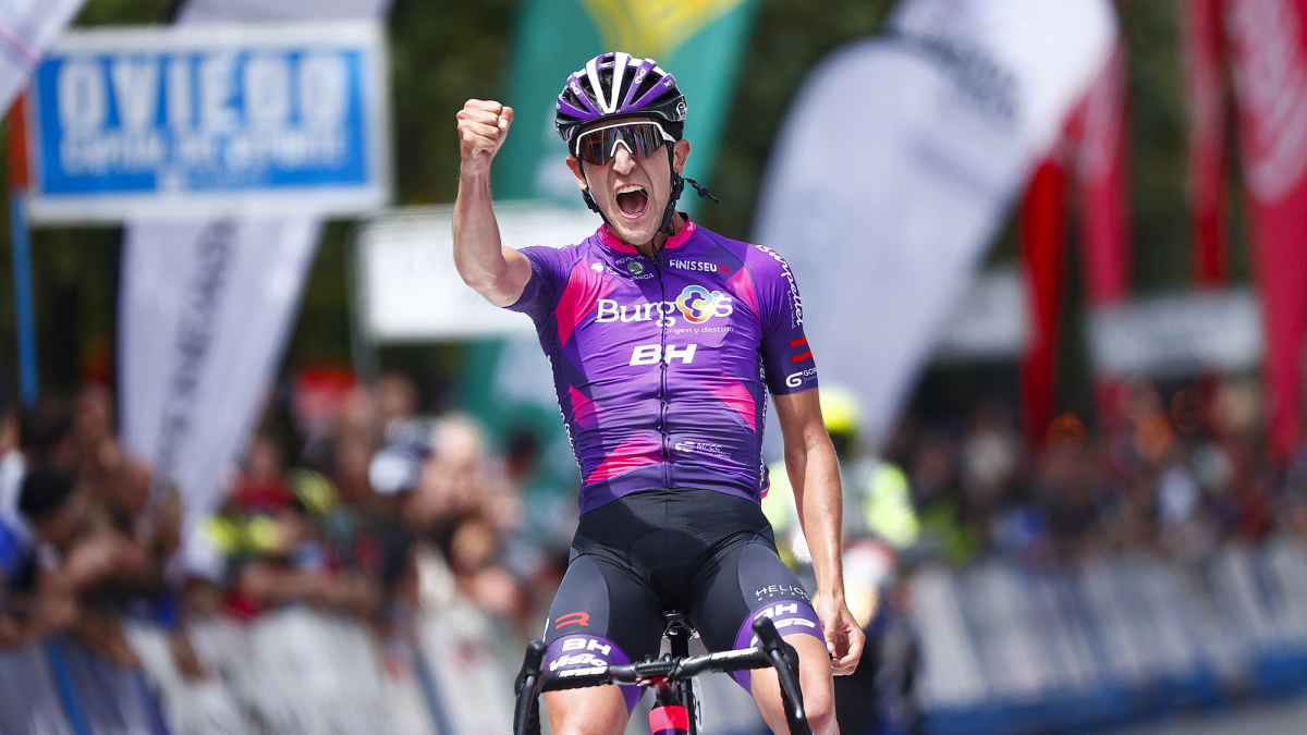 El asturiano, Pelayo Sánchez, cruzando la meta en solitario en la última etapa de la Vuelta a Asturias