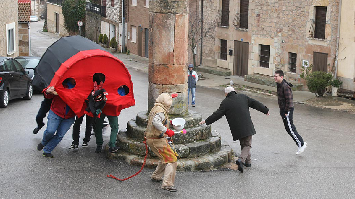 La Tarasca, la Curra y los Comarrajos son seña de identidad del pueblo.