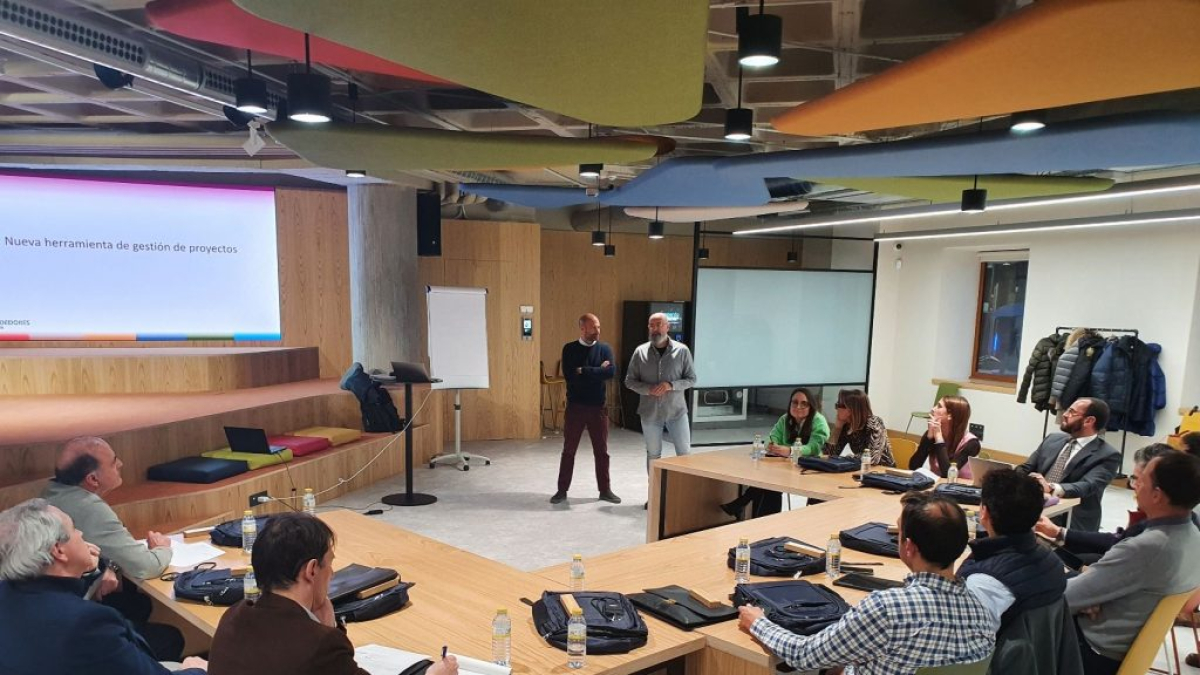 Una reunión en el Edificio Nexo.