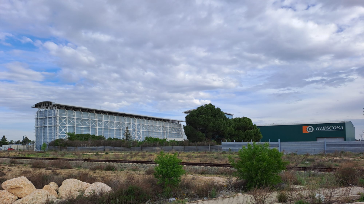 El ramal ferroviario con varis empresas al fondo.