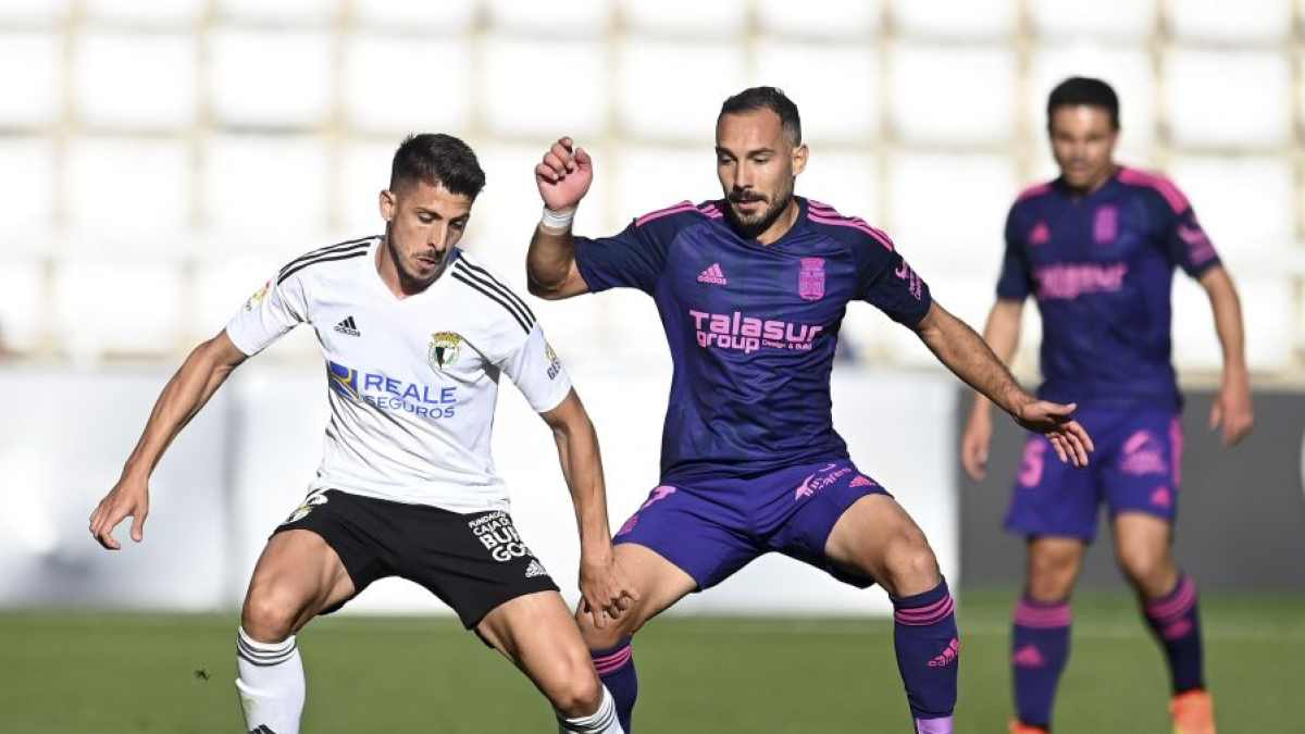 Raúl Navarro controla el balón en El Plantío ante la presión del jugador del Cartagena