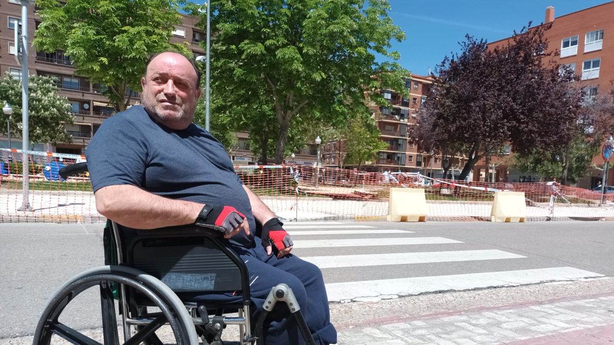Inocente Gete muestra las barreras que tiene el nuevo parque de la Glorieta Rosales