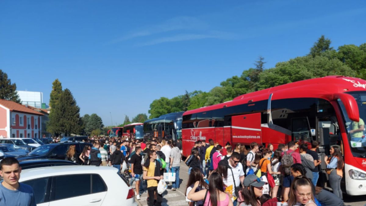 Una docena de autobuses salió a primera hora de hoy de la plaza de Santa Teresa cargados de jóvenes con destino al ITA Palencia 2022.