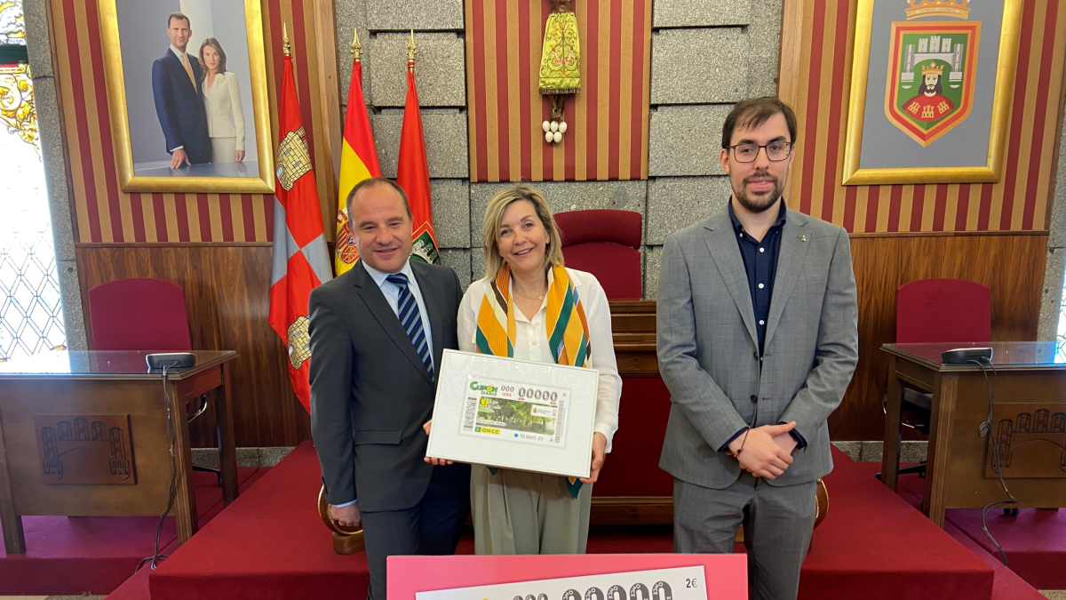 Presentación del cupón de la ONCE dedicado al paseo del Espolón.