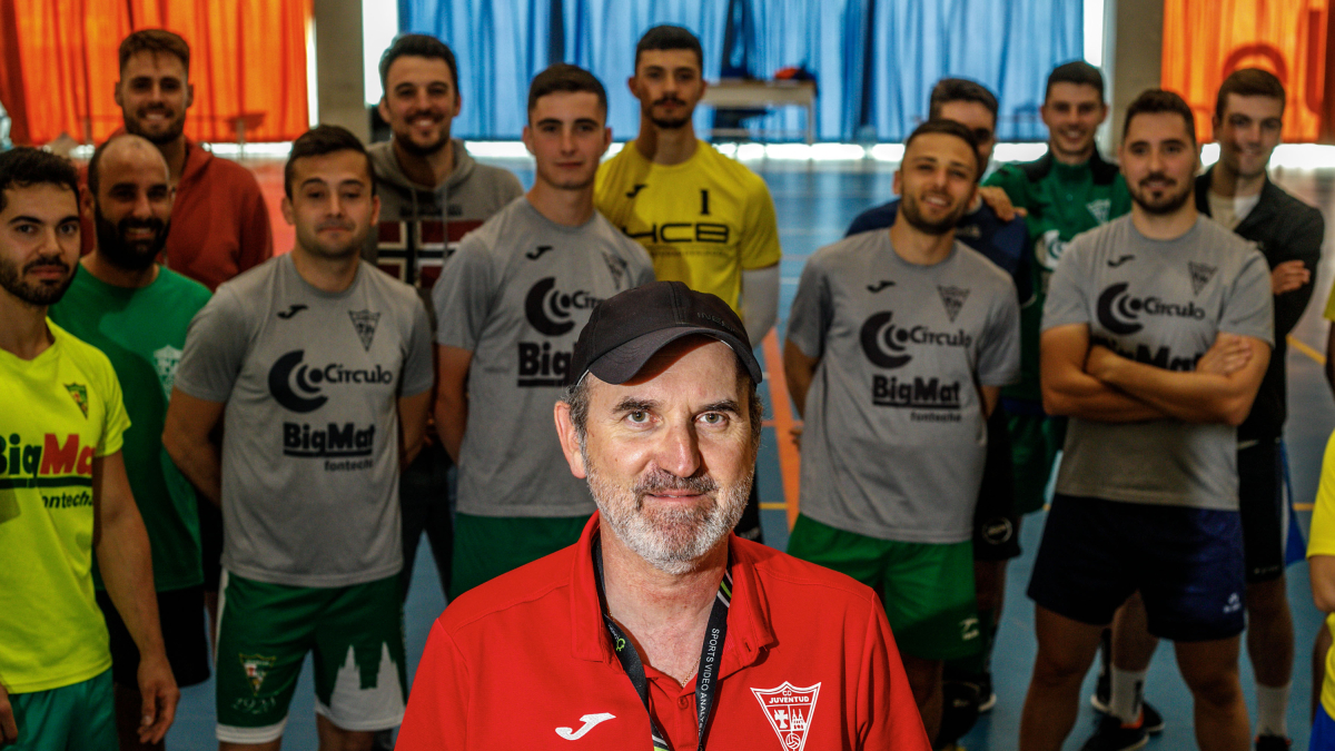 Raúl Zamora junto a sus pupilos en uno de los últimos entrenamientos.