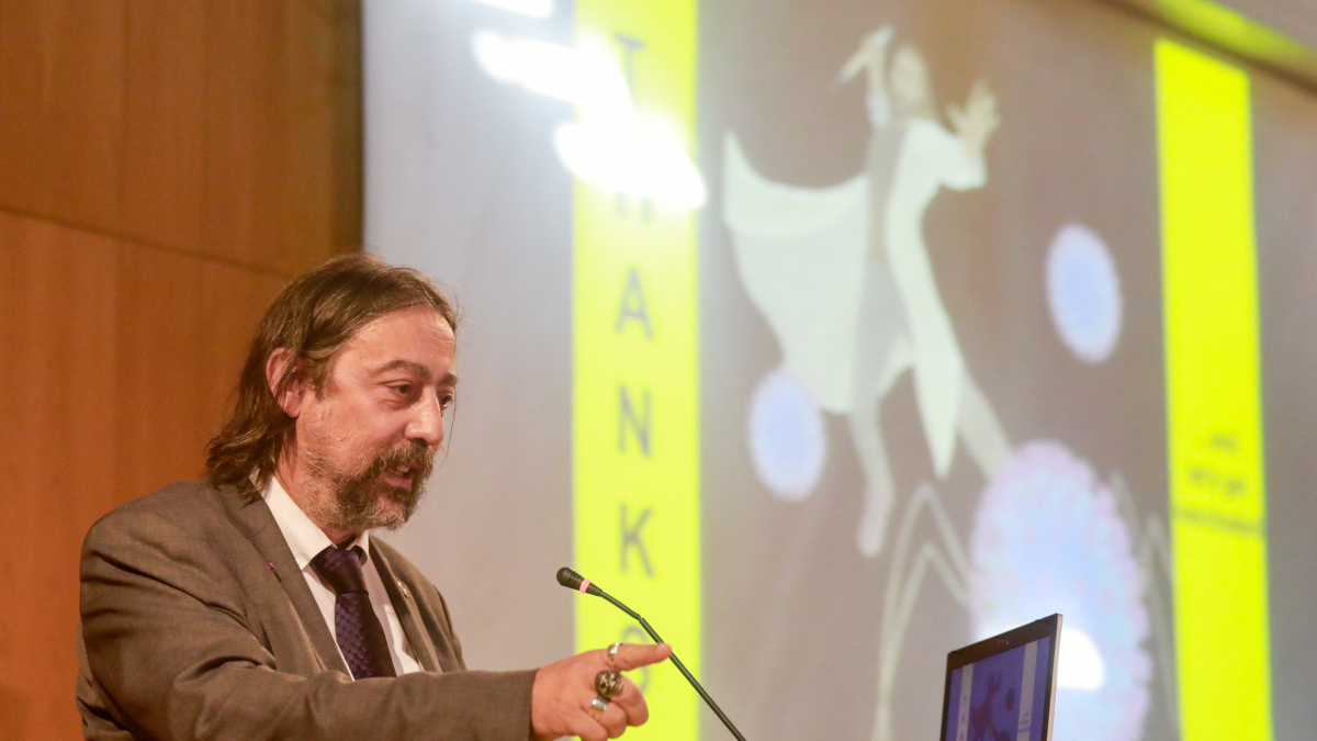 El virólogo Adolfo García- Sastre durante la ponencia en el congreso.