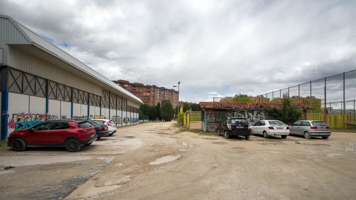 Aparcamiento en la campa del Silo, en Gamonal, que se utiliza por los vecinos a pesar de la falta de acondicionamiento.