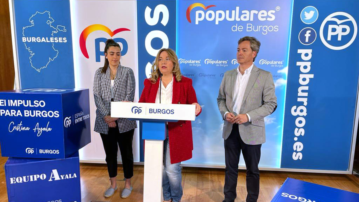 En el centro, la candidata del Partido Popular (PP) al Ayuntamiento de Burgos, Cristina Ayala