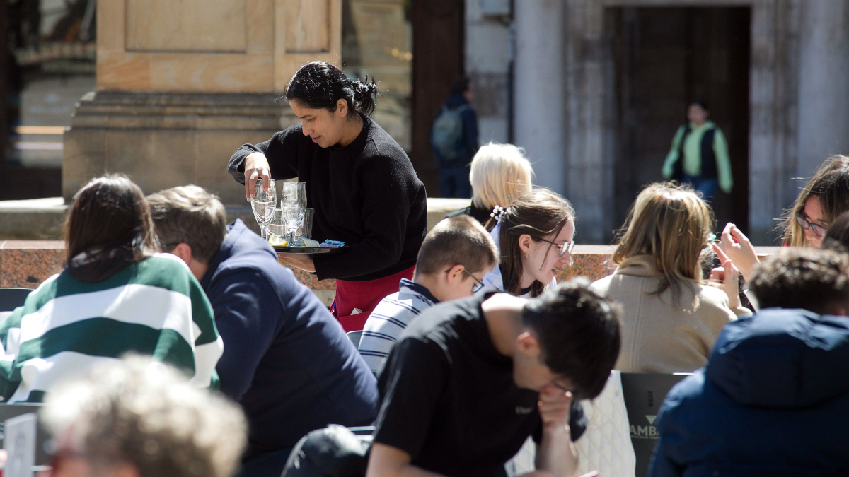 Una camarera desarrolla su trabajo en una terraza de Burgos.