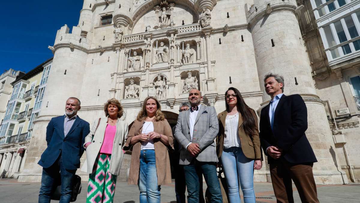 Miembros de la candidatura del PP frente al Arco de Santa María.