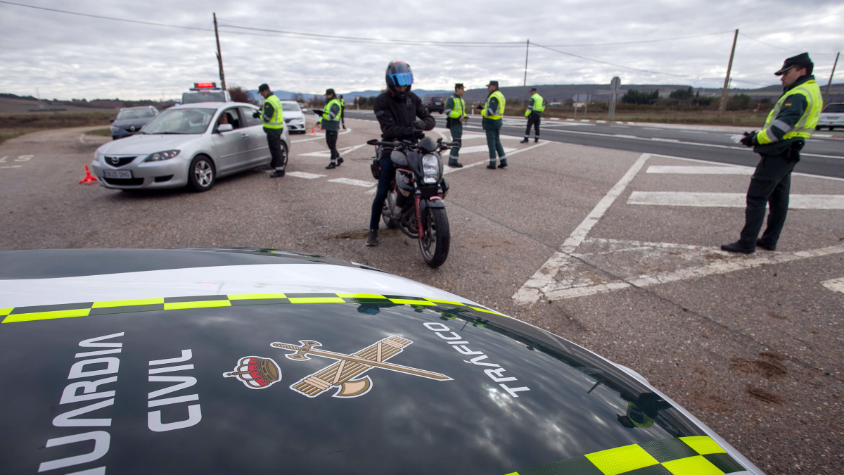 Imagen de un motorista en un control de la Guardia Civil de Tráfico.