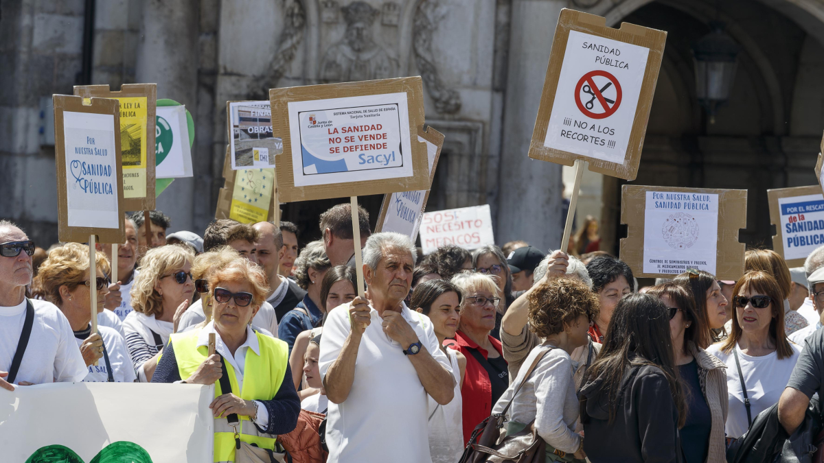 Manifestantes portando carteles en la plaza mayor de Burgos al término de la protesta.