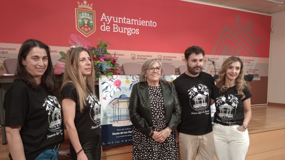 Foto de grupo de los asociados de Flojabur y la concejala de Comercio, Rosa Niño.