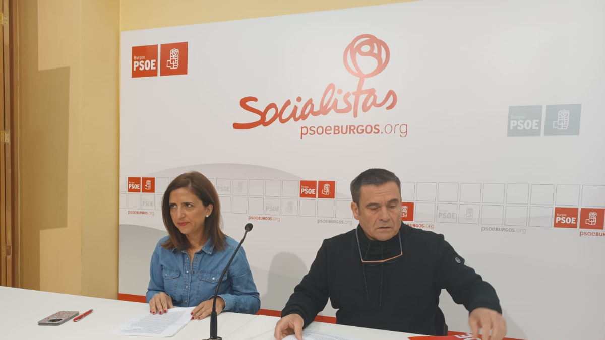 Esther Peña y Jesús Puente en la sede del PSOE de Burgos.
