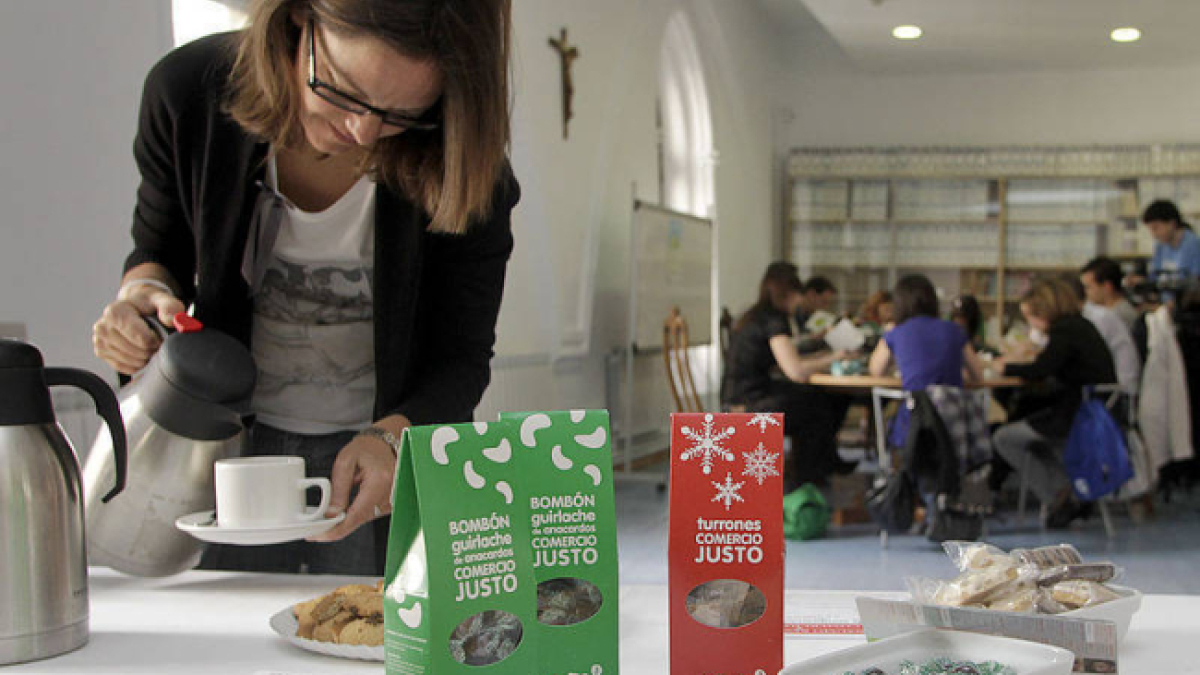Una actividad de degustación de productos de Comercio Justo en Cáritas.