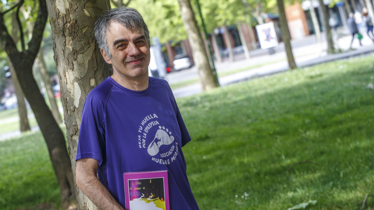 Javier cuenta su historia con la epilepsia junto a otras diez personas más en un libro.