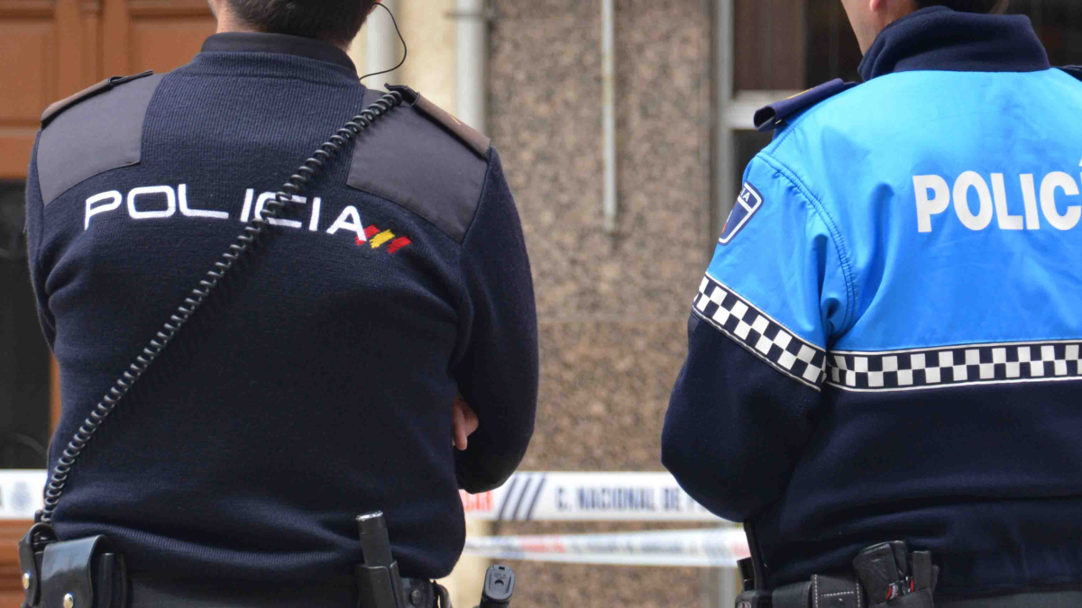 Imagen de dos agentes de la Policía Nacional y la Policía Local.