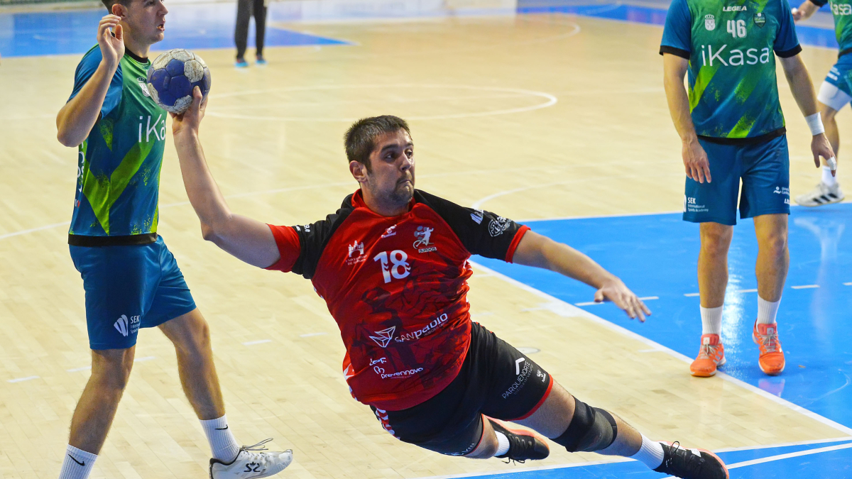 El pivote gallego durante un encuentro en El Plantío.