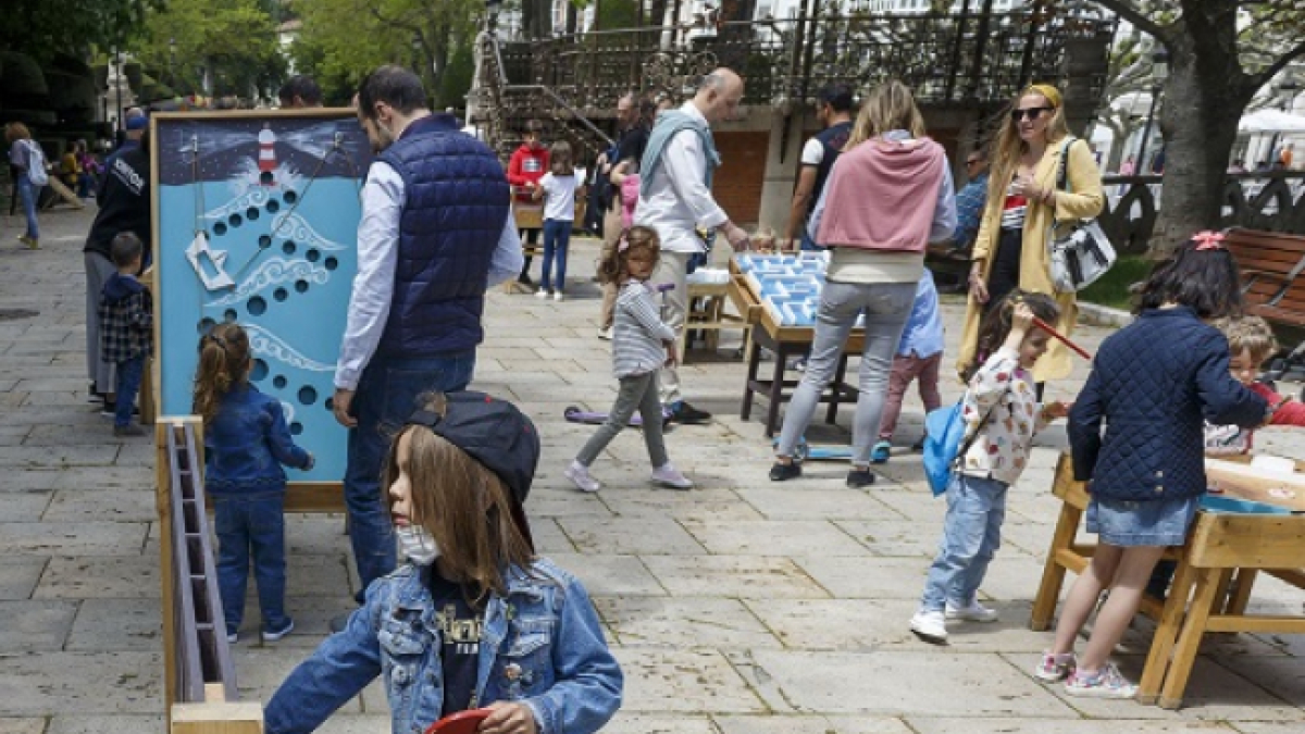Las familias en el paseo de El Espolón en la edición del pasado año.