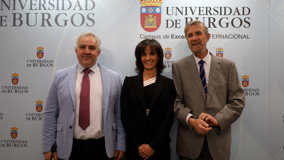 El rector junto a los nuevos decanos de las facultades de Humanidades y Educación.