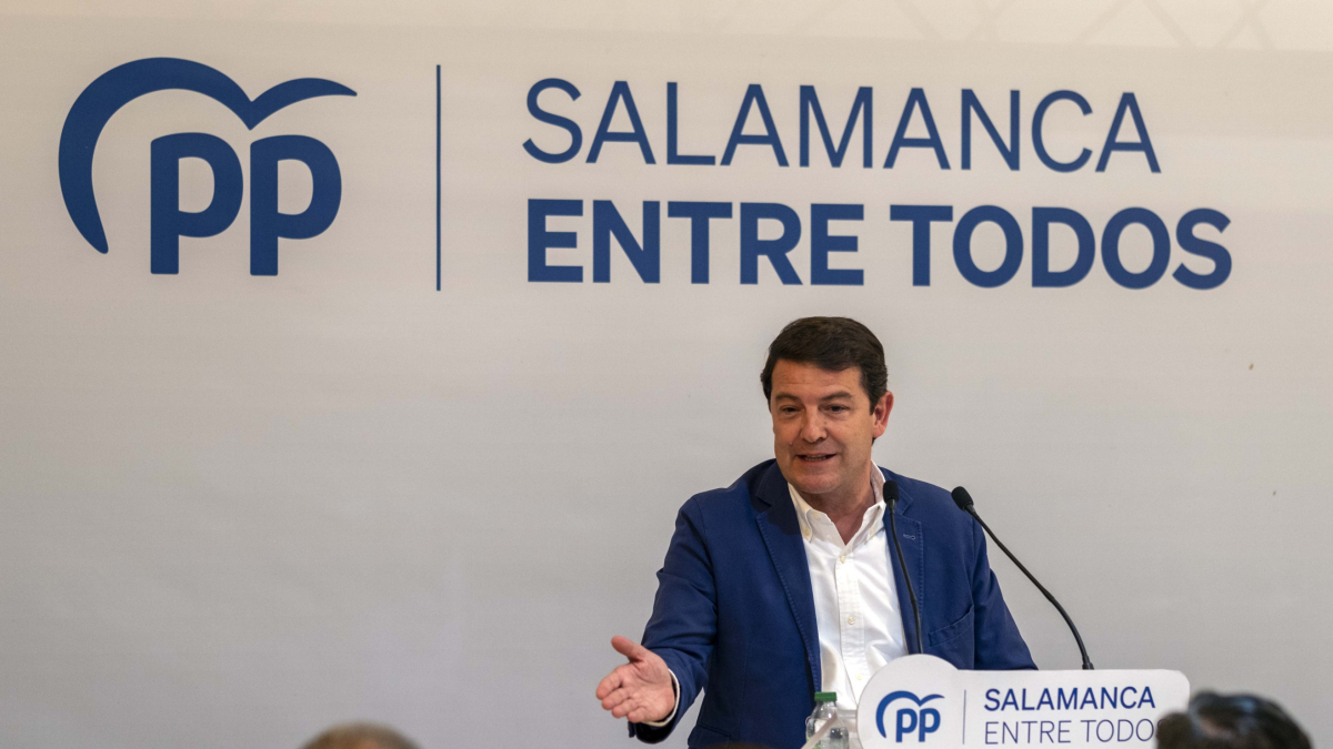 El presidente del PP de Castilla y León, Alfonso Fernández Mañueco, participa en un acto de precampaña junto a interventores y apoderados del PP de Salamanca .