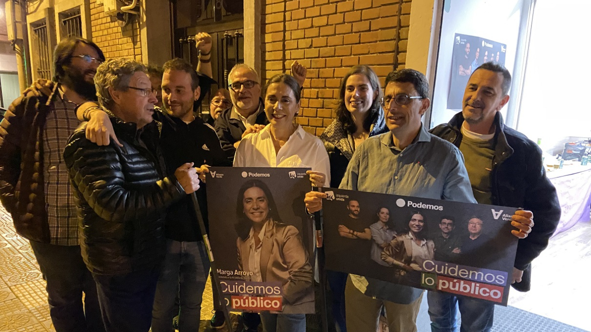 Marga Arroyo y Fernando Saiz durante la pegada de carteles