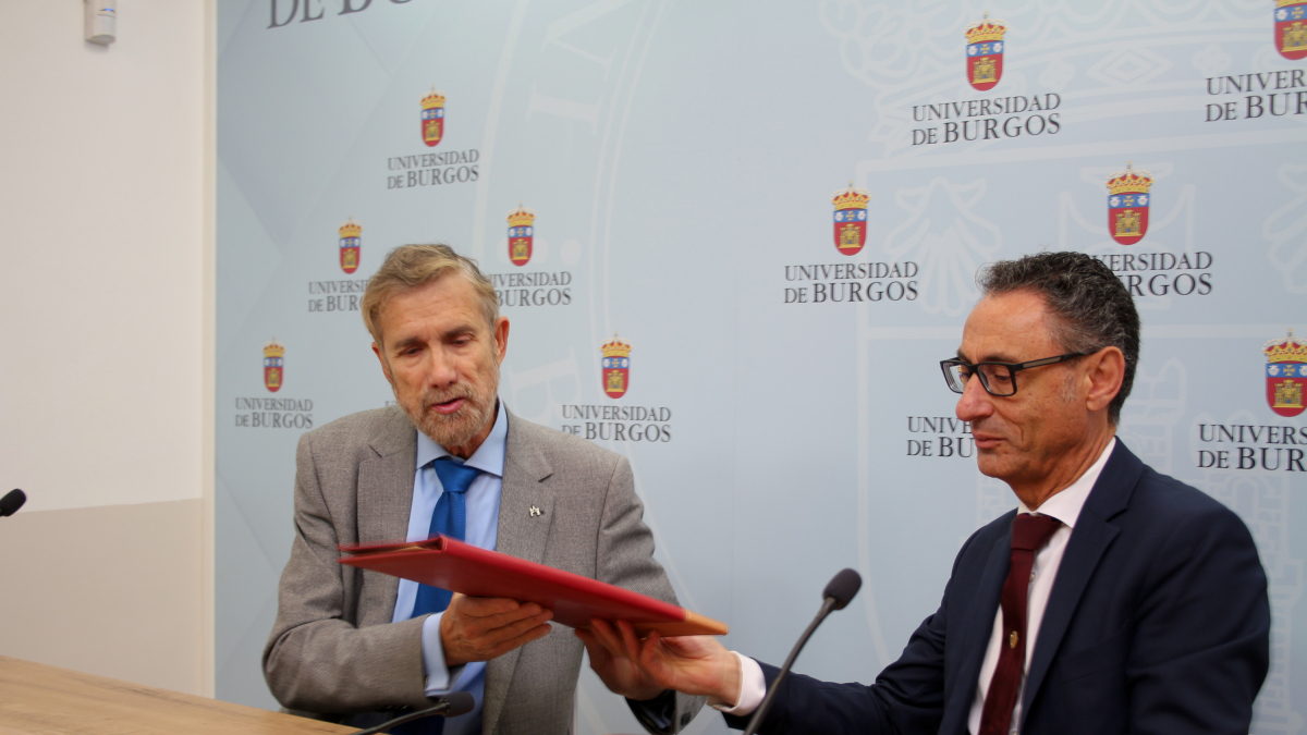 El rector de la UBU, Manuel Pérez Mateos, y el decano del Colegio de Economistas, Carlos Alonso Linaje, firman un convenio de colaboración para estudiantes de las ramas económicas.